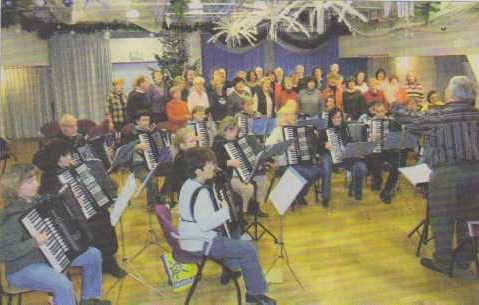 Weihnachtliches mit Gesang und Akkordeon