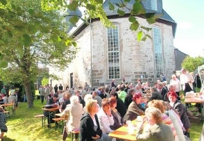 G&auml;ste und K&uuml;nstler beim Gemeindefest